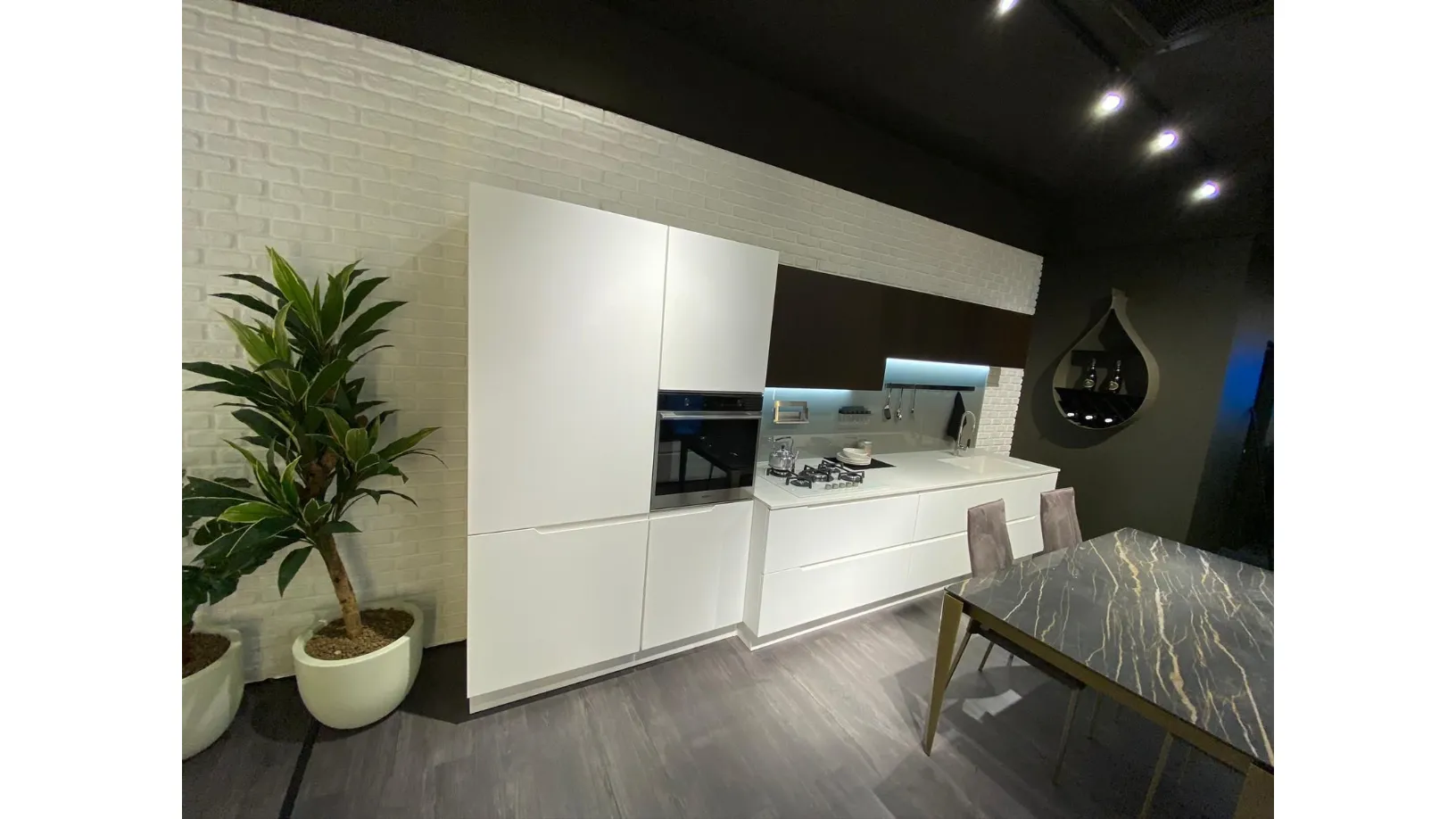 Soluzioni arredative dinamiche che riflettono lo stile moderno del modello Luna, progettate per soddisfare nuovi modi di vivere lo spazio cucina.